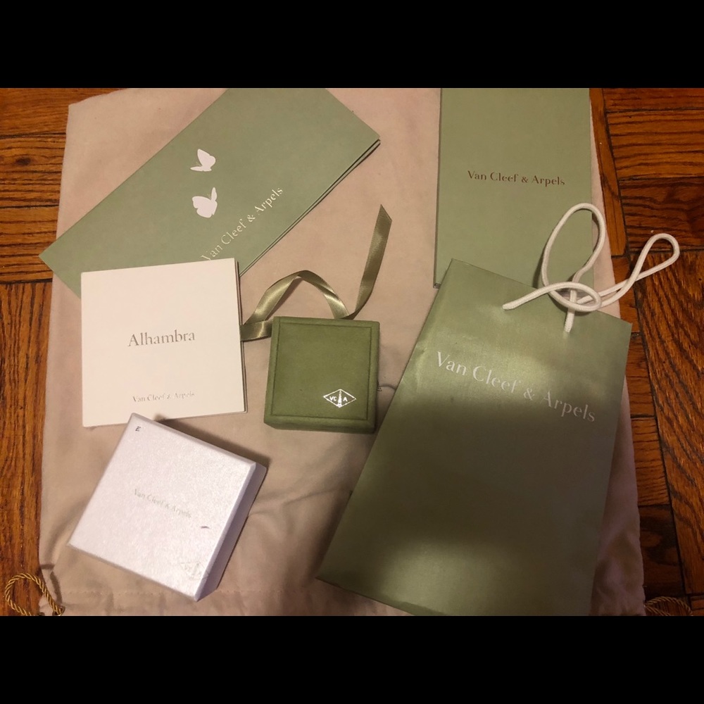 AUTHENTIC Van Cleef & Arpels complete packaging